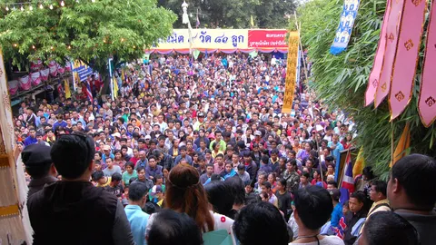 หวั่นเหยียบกันตาย! วัดดังสองแควเปลี่ยนแจกทาน รับไอโฟน6แล้ว2เครื่อง