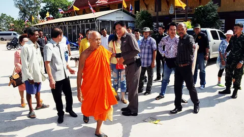 'เจ้าอาวาส' ยอมถอย หลังชาวบ้านฮือไล่ ฉุนขายที่วัด