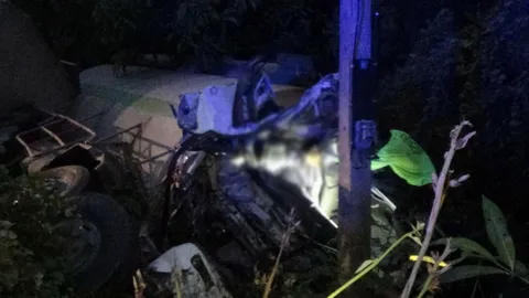 อ่างทอง รถบรรทุกอาหารสัตว์ชนท้ายรถพ่วง คนขับดับติดภายใน