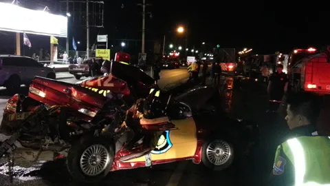 หกล้อชนท้ายรถตร.ทางหลวง กระเด็นอัดรถพ่วงพังยับ เจ็บเล็กน้อย