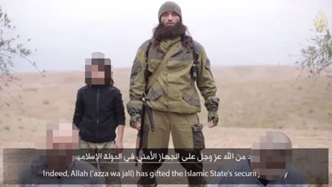 ช็อก! ไอเอสแพร่คลิป 'เด็ก 10 ขวบ' ฆ่าสายลับรัสเซีย