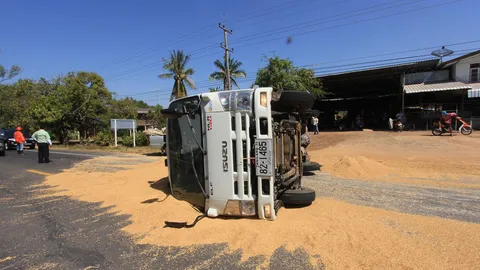 รถบรรทุกขนข้าวเปลือกหนัก 3 ตัน เทกระจาดเกลื่อนถนนศรีสะเกษ