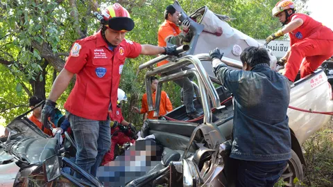  หนุ่มชะตาขาดขับกระบะถูกเก๋งชนท้ายคว่ำดับคาที่