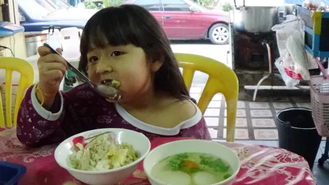 ร้านขายข้าวมันไก่อ่างทองยันไร้ผลกระทบ 'อหิวาต์เทียม'