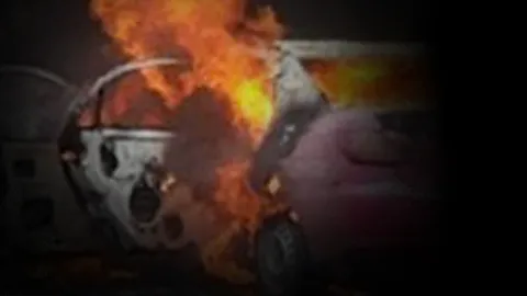 รถชนสนั่น 3 คันบนถ.จตุรทิศ แท็กซี่ไฟลุกท่วมไหม้ลามเก๋งวอด