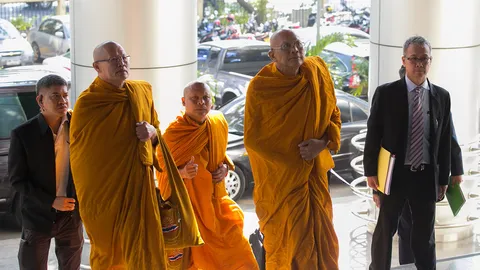'พระสุเทพ' มาศาลอาญา เบิกความคดีฟ้อง 'ธาริต' หมิ่นสร้างโรงพักทดแทน