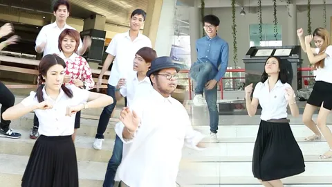 สุดแสนจะฮา!  ไอฟายฯ มีหนาว นักศึกษา 2 สถาบันดวล 'ชักกระตุก' หลุดโลก (ชมคลิป)