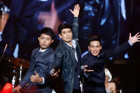 วิหคกระเด้าลม 'ปอ เอเอฟ' เอวพลิ้วเว่อร์! 'ปุ๊ อัญชลี' ยังเป๊ะ! สาว สาว สาว ขาด 'แอม' 