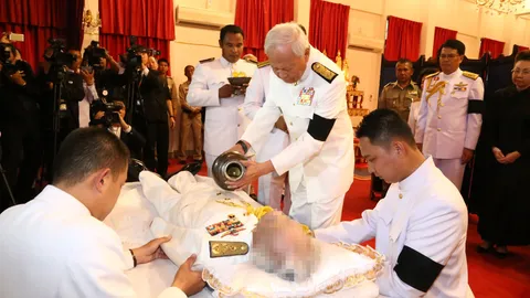 ป๋าเปรม อัญเชิญน้ำหลวงอาบศพ บิ๊กซัน นายกฯ-รมต.ร่วมงานพรึบ!