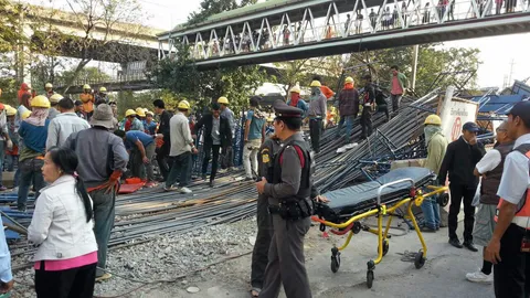 เจ็บเป็นสิบ นั่งร้านถล่ม