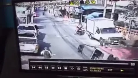 ช็อก!เปิดประตูไม่ทันมอง ชนเด็กล้ม  6 ล้อเหยียบซ้ำ (ชมคลิป)