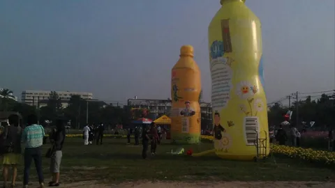 สุดงง! มาได้ไง...ลูกโป่งยักษ์ขวดเครื่องดื่มยี่ห้อดัง โผล่งานรับปริญญามช.