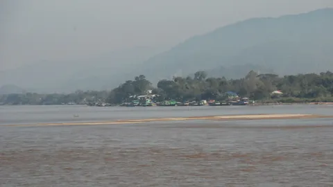แม่น้ำโขงแห้ง เกาะทรายโผล่ กระทบการเดินเรือ