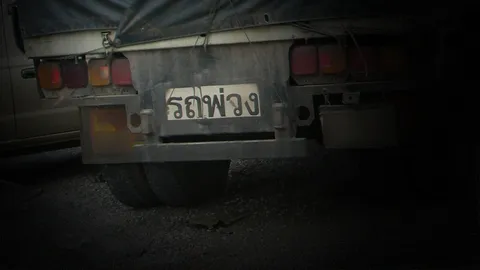 พ่วงขนคานเหล็ก พุ่งชนบัสรับส่งพนักงานดับ 1 เจ็บ 15