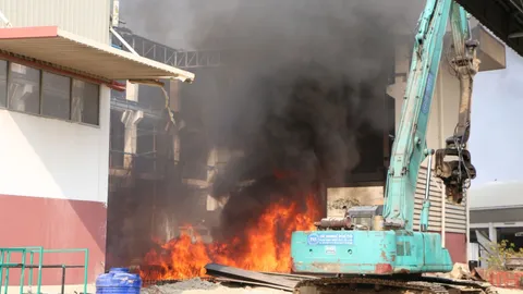 สะเก็ดไฟเชื่อมเหล็กโดนบ่อน้ำมัน ไฟไหม้ รง.ใกล้นิคมฯ อมตะนคร