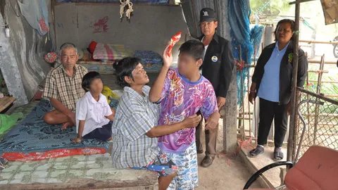 วอนช่วยหญิงวัย50 เร่รับจ้างได้เงินน้อยนิด หาเลี้ยงสามี-ลูกพิการ 