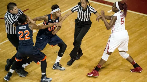 ยัดห่วงเดือด!! คลิปบาสหญิงคอลเลจไล่ตบกลางสนาม