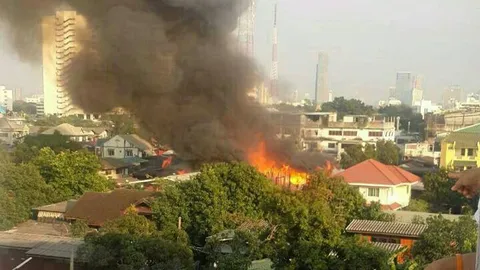 ไฟไหม้ชุมชนย่านสามเสน วอดนับสิบหลัง