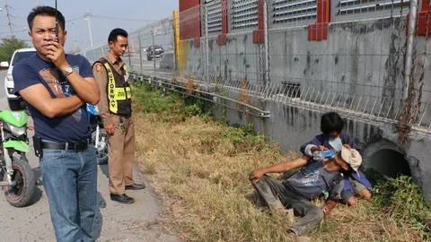 พ่อสติไม่ดีจูงลูกจะเดินขึ้นมอเตอร์เวย์ จนท.เห็นเลยห้ามทัน