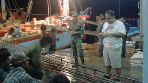 ทร.บุกช่วยหนุ่มอีสาน! ถูกหลอกลงเรือ ทำงานเยี่ยงทาส   