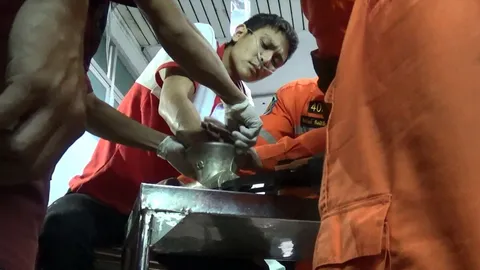 หนุ่มร้านเขียงหมูถูกเครื่องบดขยี้ขาด 4 นิ้ว กลางตลาดเชียงใหม่