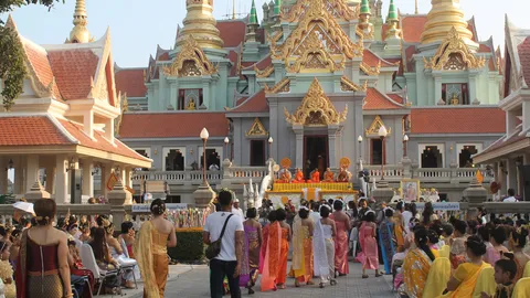 ฮือฮา! เทพบุตร-เทพธิดา ร่วมฉลองพระมหาเจดีย์ที่ ‘บ้านกรูด’