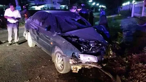 เก๋งหลับใน ชน จยย.ดับคาที่ ก่อนไถลเสยเสาป้ายสาหัส