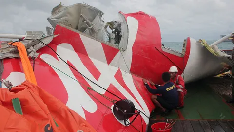 กองทัพอินโดฯ หยุดกู้ซาก QZ8501 หลังนักดำน้ำป่วย