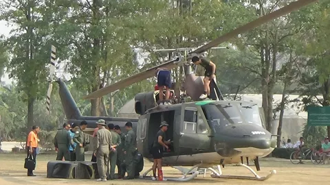 ระทึก! ฮ.ขัดข้อง ร่อนจอดฉุกเฉิน กลางสนาม ร.ร.อ่างทอง