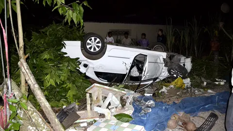 ปาฏิหาริย์! 2 อาจารย์ เทคนิคพัทลุง ควบเก๋งกลับบ้าน รถพลิกคว่ำ รอดตายหวุดหวิด