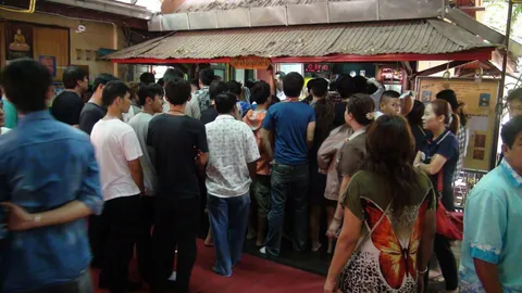 แห่จองวัตถุมงคล 'หลวงพ่อเอียด' หลังมรณภาพแน่นวัดไผ่ล้อม