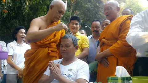 3 อดีต ส.ส.ปชป.อุปสมบทแล้ว ที่วัดสวนโมกข์ สุราษฎร์ธานี