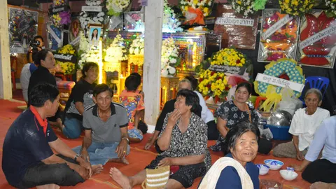 สุดสะเทือนใจ! แม่ยอมตายแทนลูก เอาตัวบังขณะถูกวัยโจ๋ขว้างขวดใส่