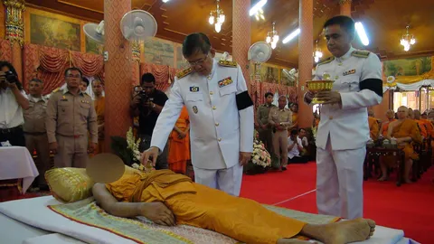 ในหลวง พระราชทานน้ำหลวงสรงศพ 'หลวงพ่อเอียด'