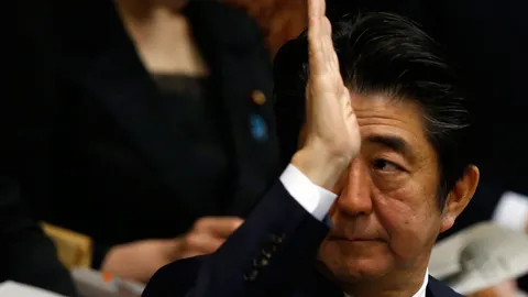 สุดเศร้า! นายกฯ อาเบะ 'เช็ดน้ำตา' ไม่มีวันให้อภัย 'ไอซิส' ฆ่า 2 ตัวประกันญี่ปุ่น