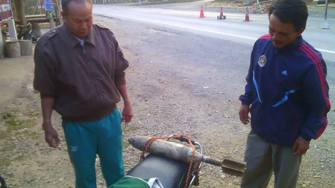 ชาวบ้านทอดแหได้ลูกปืนครก  พ่วง จยย.มามอบให้ตำรวจ   