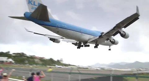ตามไปดู 'จัมโบเจ็ต' 747-400 ของ KLM โชว์ลงจอดที่ 'เซนต์ มาร์เท่น' (ชมคลิป)