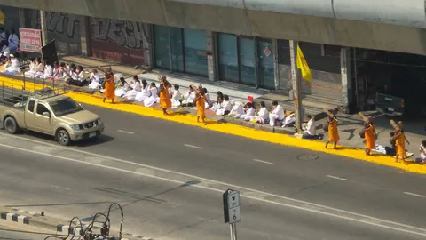 เดินธุดงค์ต่อเนื่องไม่สนเสียงต้าน ธรรมกายเยือนนนท์ โชคดีรถไม่ติด (ชมคลิป)