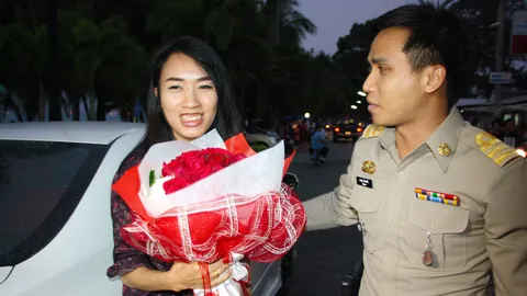 สาวแทบช็อก! ปลัดหนุ่มบุกจับพัวพันค้ายา ก่อนคุกเข่าขอแต่งงาน (ชมคลิป)