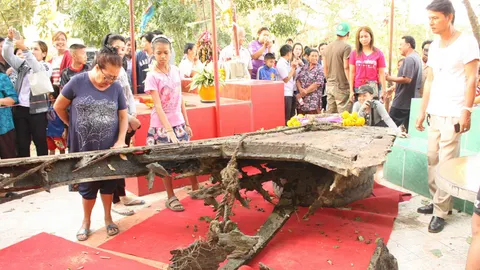 ชาวบ้านกาญจน์ฯ แตกตื่นแห่ขอเลขเด็ดซากเรือโบราณร้อยปี