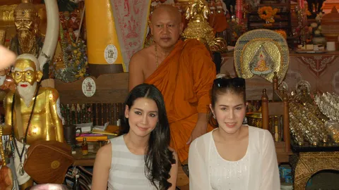 'โม อมีนา' ควง 'เมเปิ้ล' เสริมดวง 'พระอาจารย์แดง' เกจิชื่อดัง