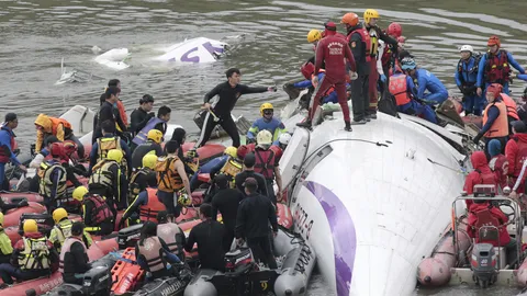 บินไต้หวันตก 25 ศพ  เครื่องดับขณะทะยานขึ้น-รอด 28 หาย 5 (ชมคลิป)