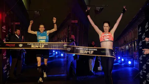 บันไดกว่า 1.5 พันขั้น ! นักวิ่งหญิงออสซี่ ชนะเลิศวิ่งขึ้นตึกเอ็มไพร์ สเตทอีกแล้ว 