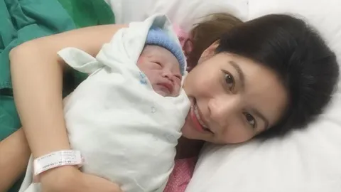 'บีม ลูกดี๋' สุดแกร่ง!! คลอดลูกชาย 'น้องโซร' ไร้เงาสามีมาเยี่ยม   