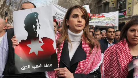 ราชินีราเนียเสด็จร่วมขบวนกับชาวจอร์แดนในกรุงอัมมานหนุนถล่มไอซิส