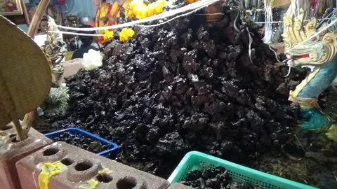 แห่ดู เหล็กไหลเพชรดำ! ร่างทรงอ้างเจอในถ้ำ ขนมาเพียบ 