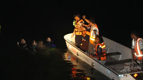 ลูกเรือประมงพลัดตกทะเล ว่ายน้ำดิ้นสุดชีวิตสุดท้ายไปไม่รอด