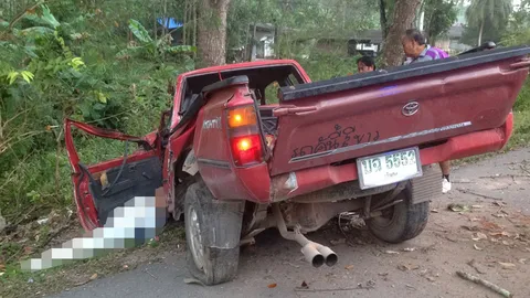 พ่อป่วยพาไปหาหมอ! รถยางระเบิดชนต้นไม้ดับก่อนถึงรพ.