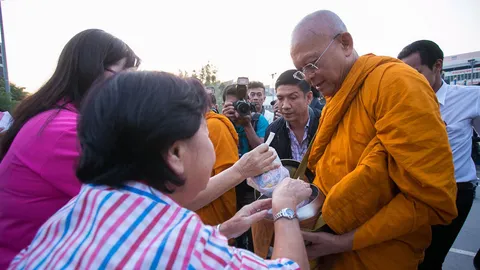 พระสุเทพ นำพระสงฆ์ บิณฑบาตใน กทม.ครั้งแรก ปชช.ร่วมคับคั่ง