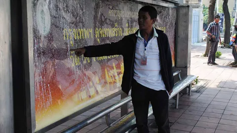 เมล์ทับขวดน้ำยาล้างท่อ สาดกระเด็นใส่คน เจ็บ 5 ราย